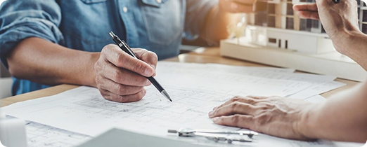 Beratungsgespräch mit Immobilienunterlagen